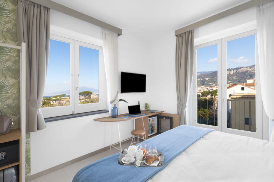 Deluxe Double Room | Minibar, in-room safe, individually furnished, desk