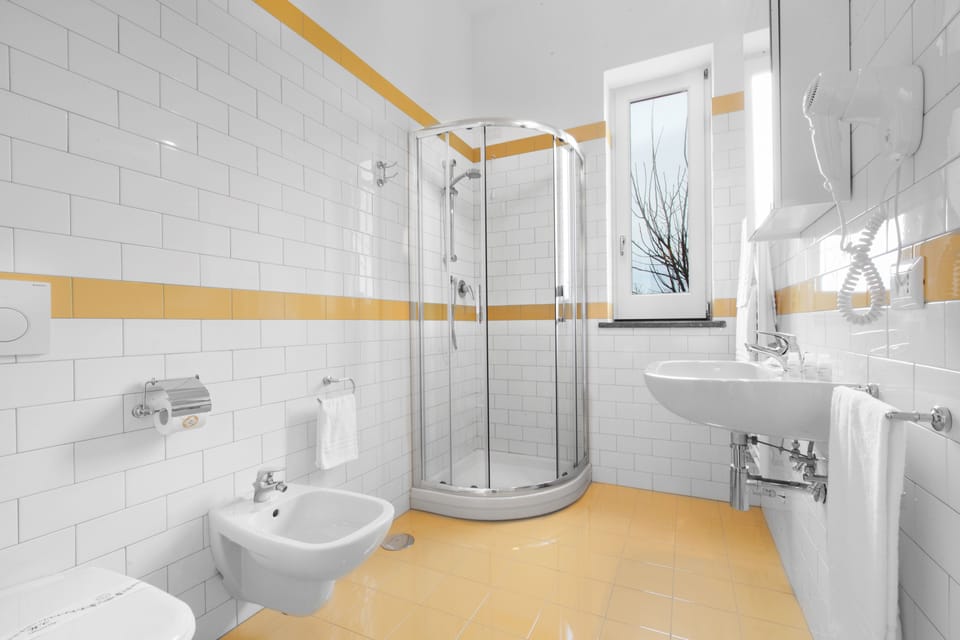 Family Room | Bathroom | Shower, free toiletries, hair dryer, slippers