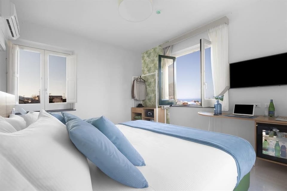 Superior Room, Garden View | Minibar, in-room safe, individually furnished, desk