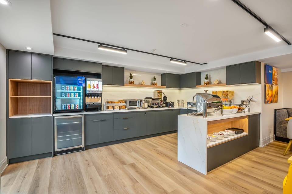 Free continental breakfast on weekdays