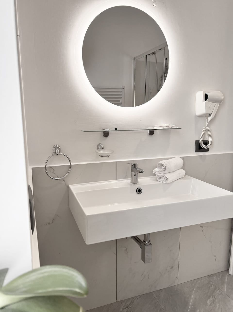 Shower, free toiletries, hair dryer, bidet