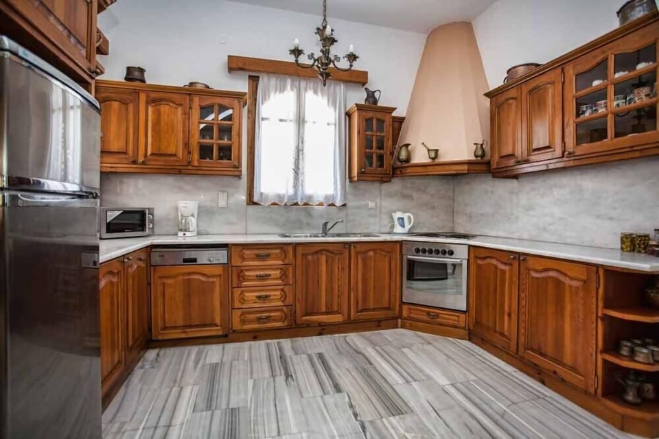 Villa | Private kitchen | Full-size fridge, microwave, oven, stovetop