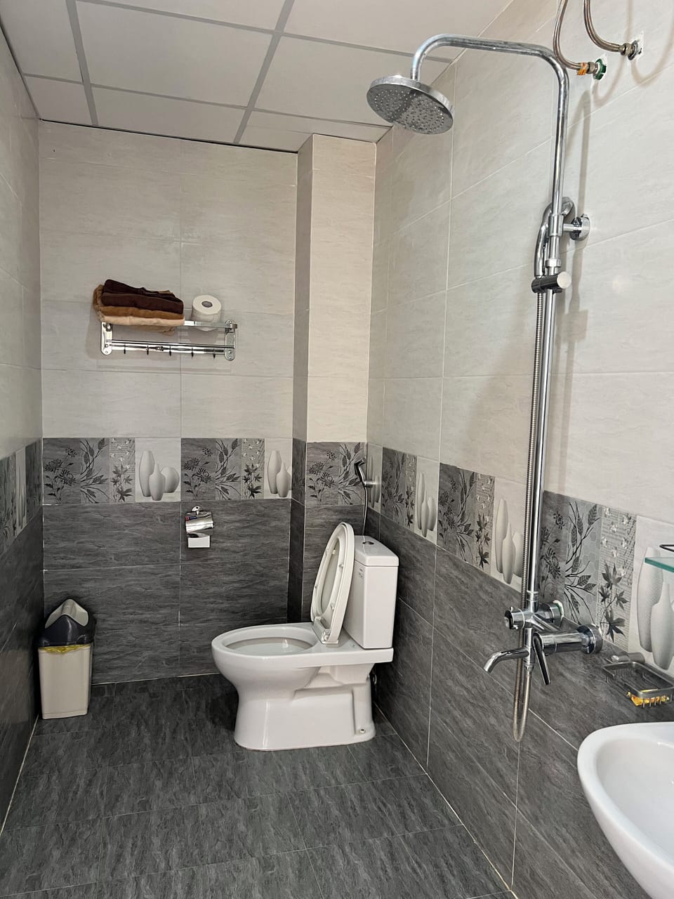 Superior Triple Room | Bathroom | Shower, rainfall showerhead, free toiletries, hair dryer