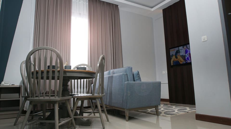 Suite, 1 Double Bed, City View | In-room dining