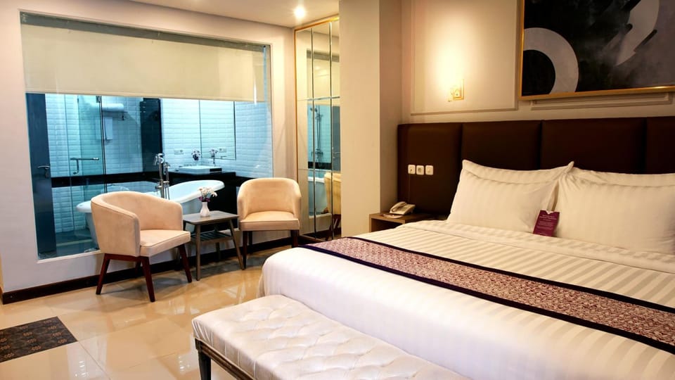 1 bedroom, premium bedding, in-room safe, desk