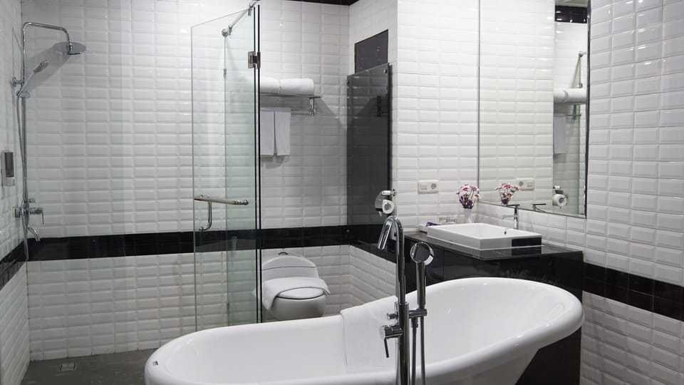 Suite, 1 Double Bed, City View | 1 bedroom, premium bedding, in-room safe, desk