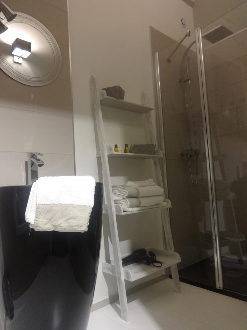 Shower, rainfall showerhead, free toiletries, hair dryer