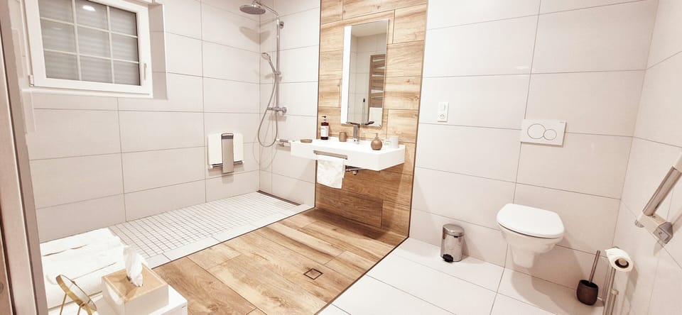 Shower, rainfall showerhead, free toiletries, hair dryer