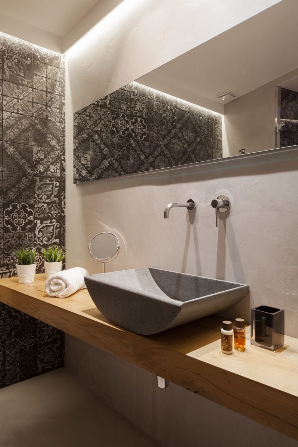 Honeymoon Suite, Balcony, City View | Bathroom | Combined shower/tub, free toiletries, slippers, bidet