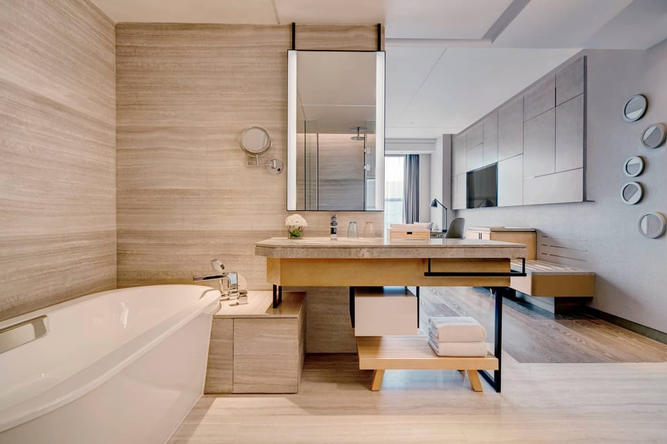 Room, 1 King Bed | Bathroom | Rainfall showerhead, free toiletries, hair dryer, bathrobes