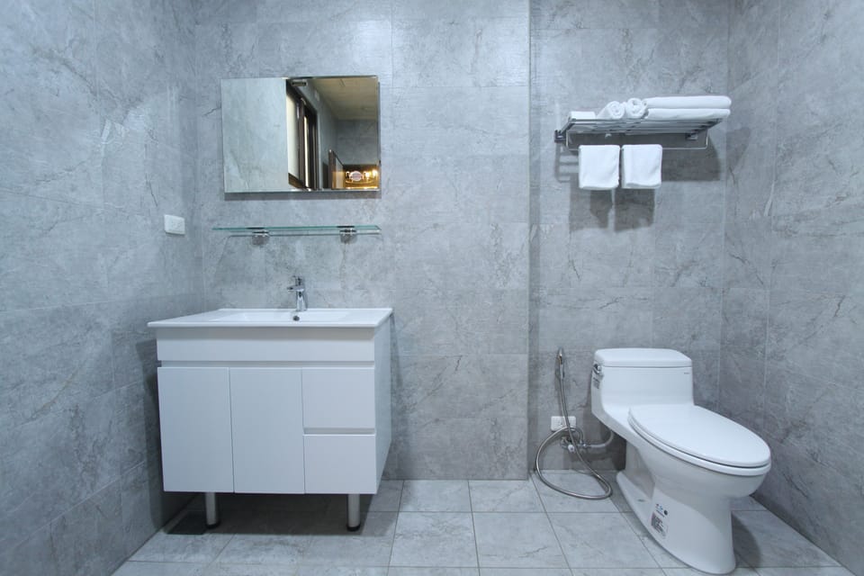 Deluxe Double Room | Bathroom | Shower, free toiletries, hair dryer, slippers