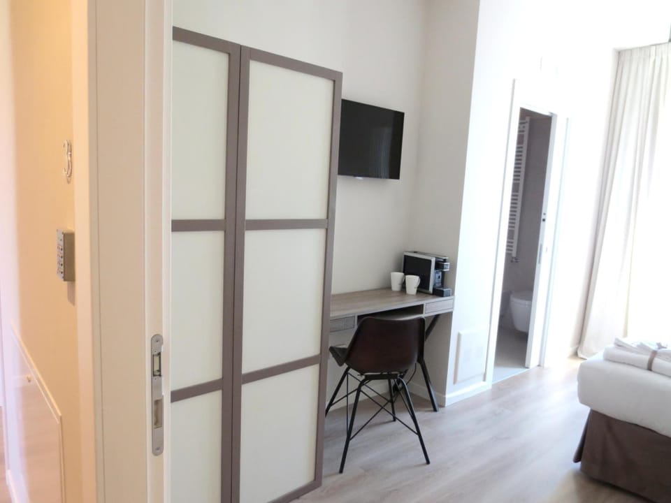 Desk, soundproofing, cribs (surcharge), WiFi (free)