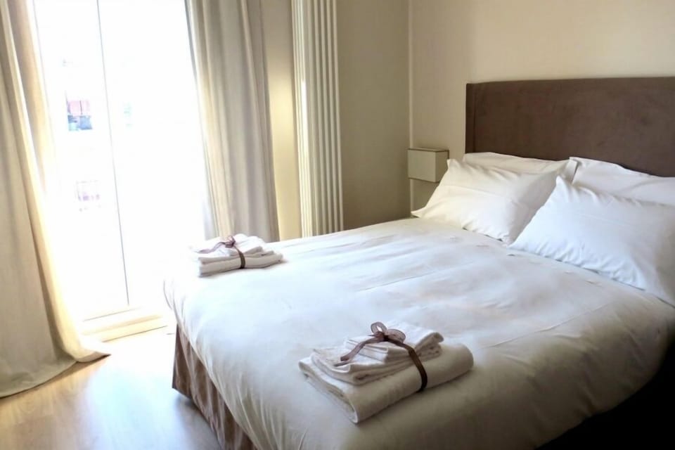 Desk, soundproofing, cribs/infant beds, free WiFi