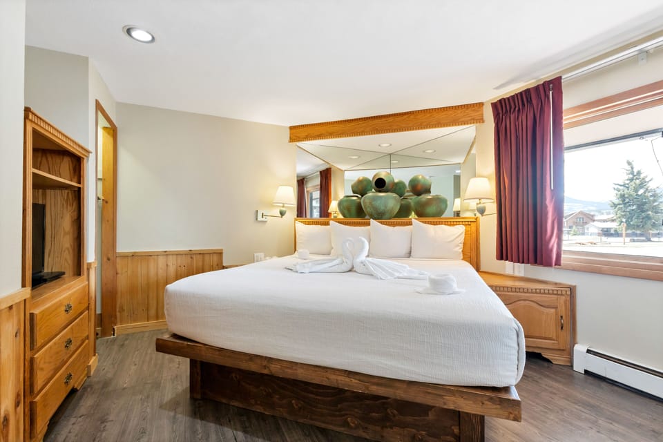 Premium bedding, down comforters, in-room safe, individually decorated