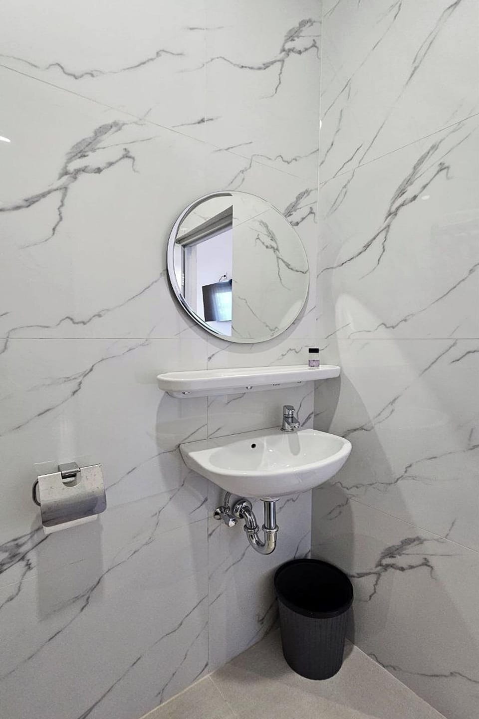 Deluxe Room | Bathroom | Shower, rainfall showerhead, free toiletries, towels