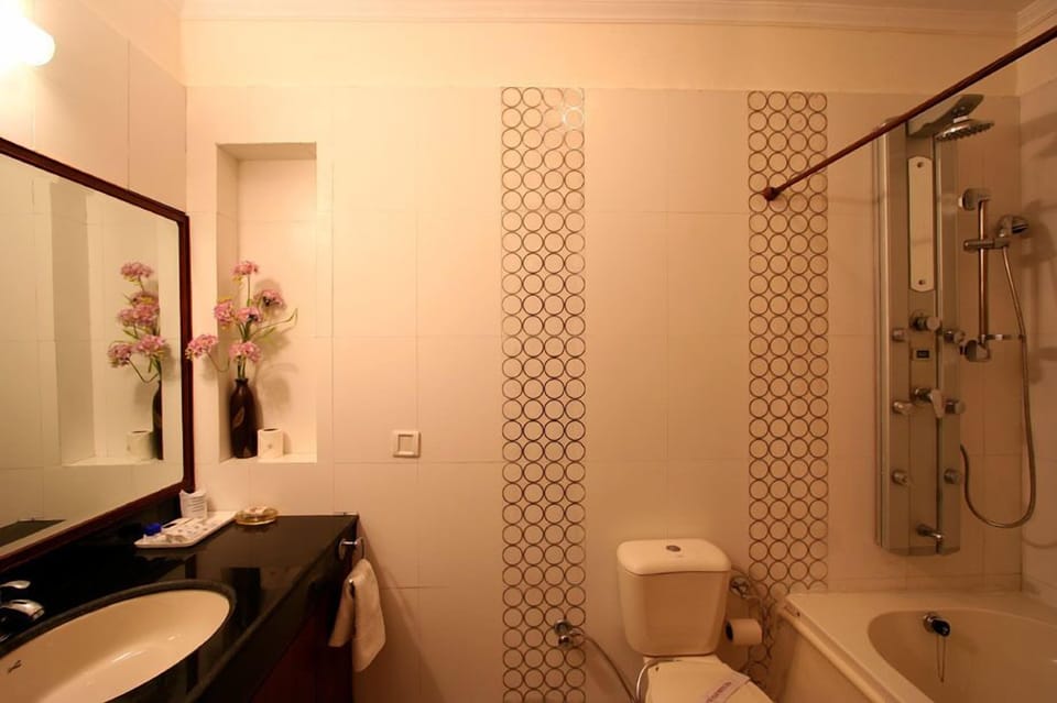 Standard Double or Twin Room | Bathroom | Shower, free toiletries, hair dryer, towels