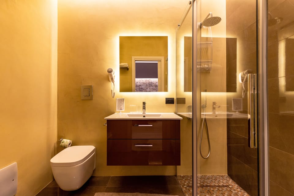 Comfort Quadruple Room | Bathroom | Shower, rainfall showerhead, free toiletries, hair dryer