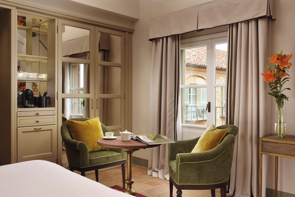 Deluxe Double Room | Living area | Flat-screen TV