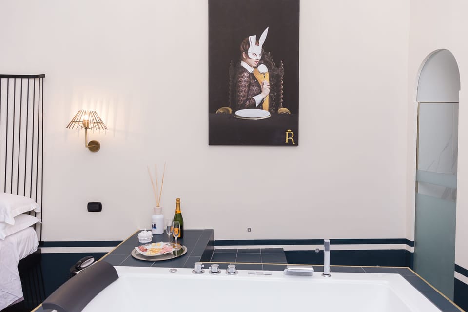 Deluxe Suite, Hot Tub, (La Regina) | Jetted tub