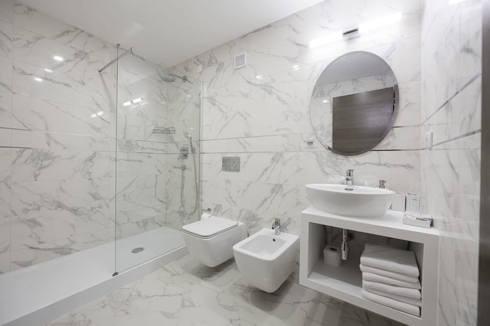 Deluxe Double Room | Bathroom | Free toiletries, hair dryer, slippers, towels