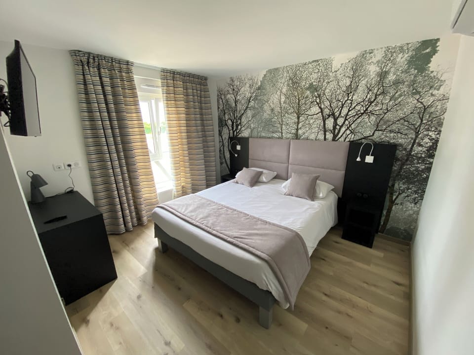 Comfort Double Room | Desk, laptop workspace, blackout drapes, soundproofing