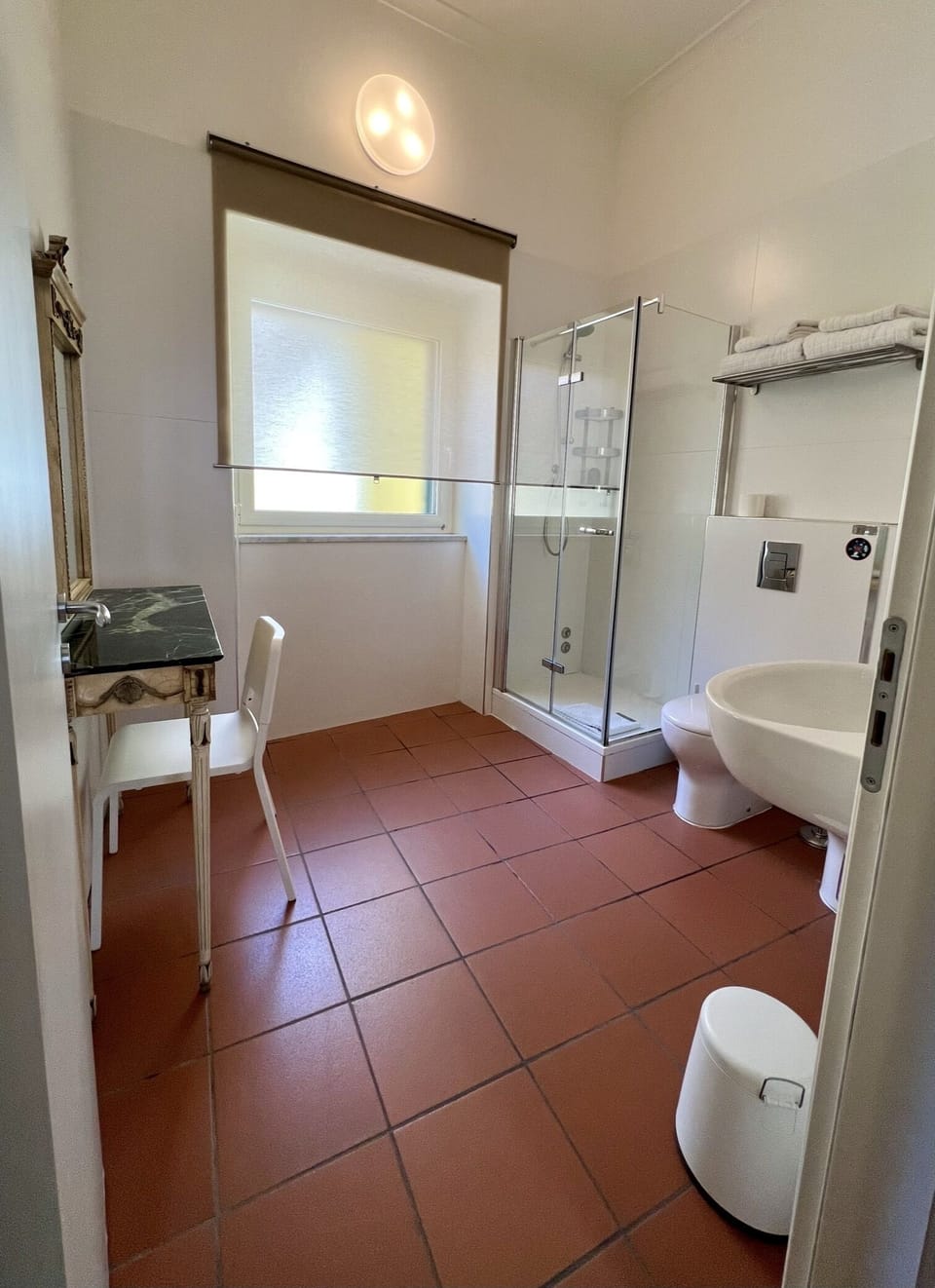 Deluxe Double Room, 1 King Bed, City View | Bathroom | Shower, free toiletries, hair dryer, towels