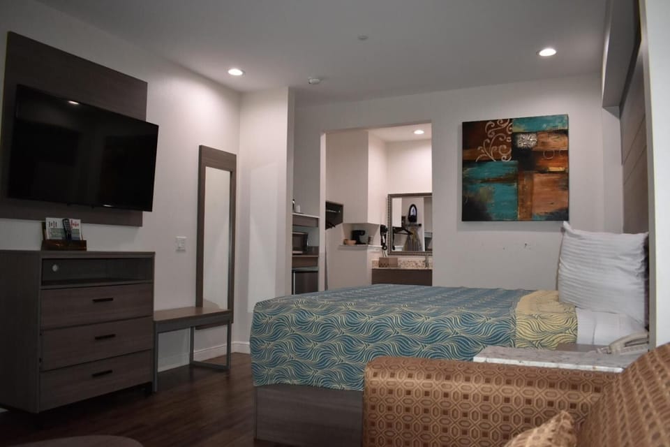 Premium bedding, desk, iron/ironing board, WiFi (free)