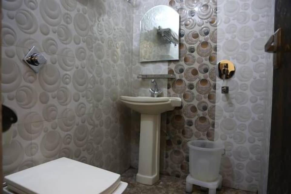 Family Twin Room, 2 Double Beds, Smoking | Bathroom | Combined shower/tub, free toiletries, towels