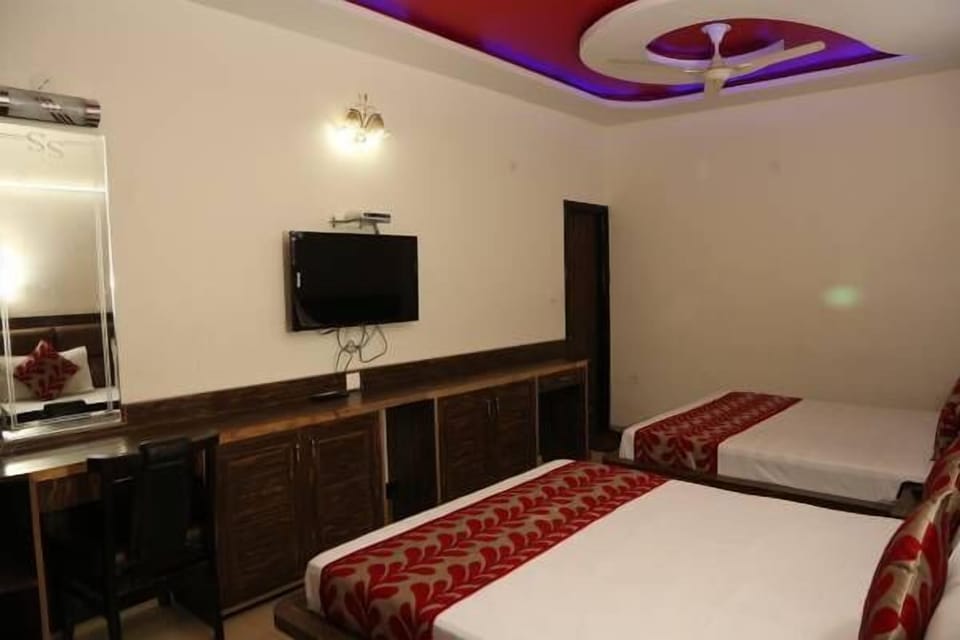 Family Twin Room, 2 Double Beds, Smoking | In-room safe, free WiFi