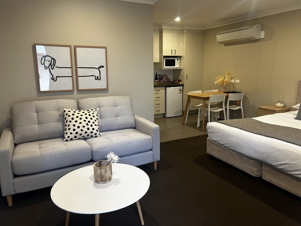 Deluxe King Room | Minibar, desk, iron/ironing board, cribs (surcharge)
