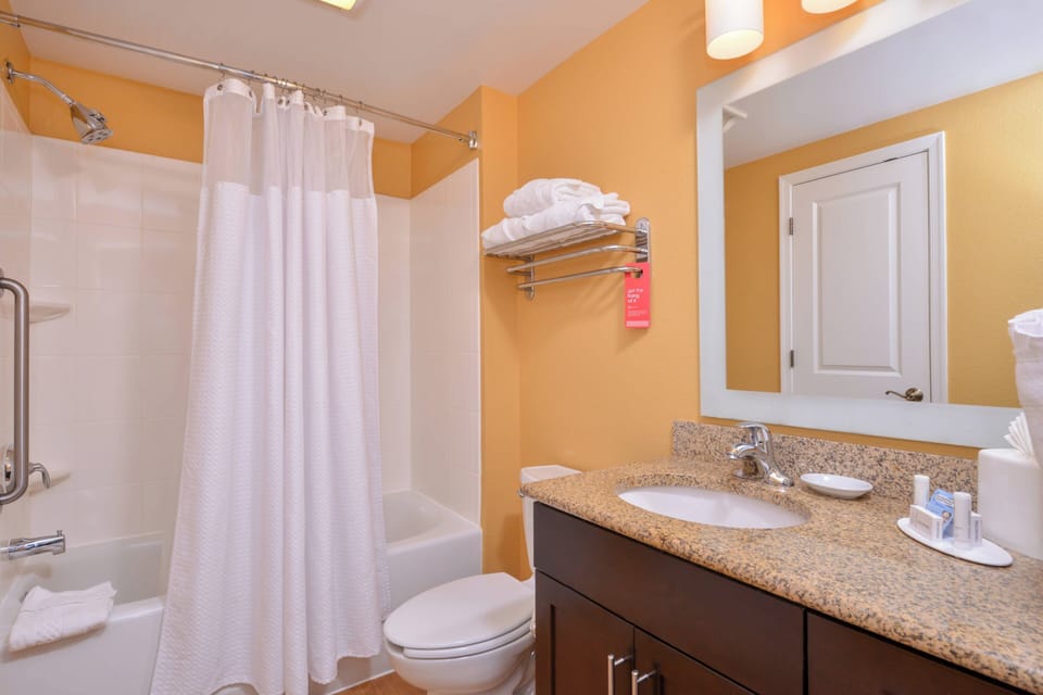 Combined shower/tub, free toiletries, hair dryer, towels