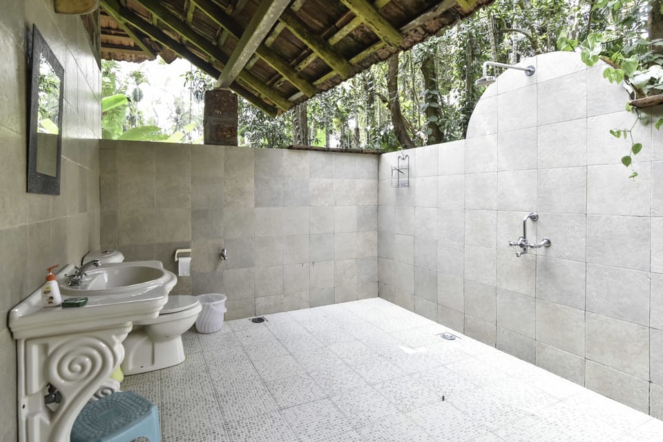 Comfort Cottage, 2 Twin Beds, Garden View | Bathroom | Shower, free toiletries, towels