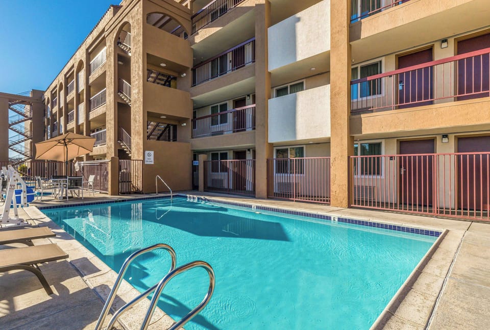 Outdoor pool, pool umbrellas, sun loungers