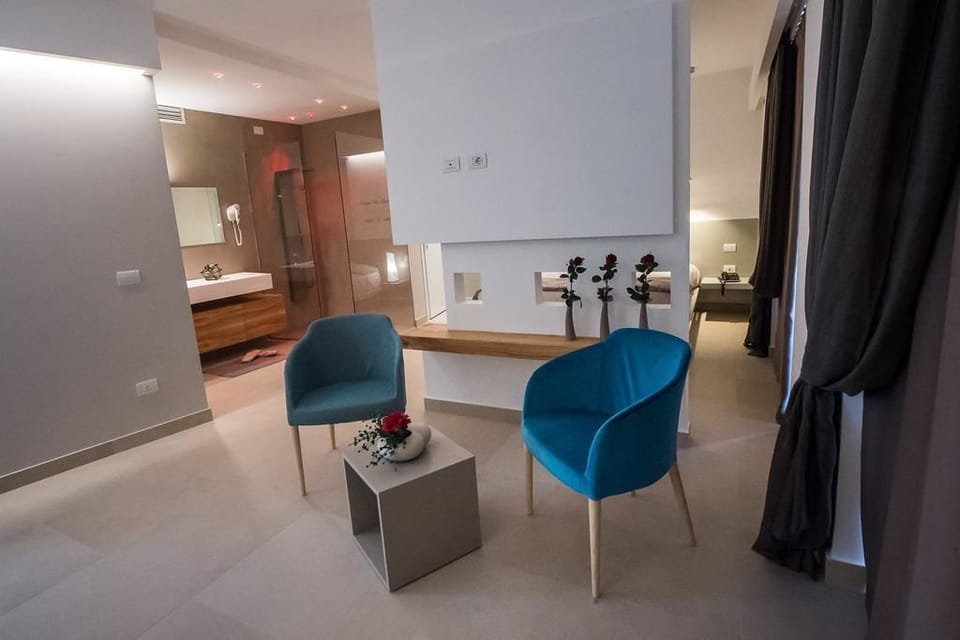 Executive Suite, Balcony, Valley View | Minibar, in-room safe, desk, cribs/infant beds