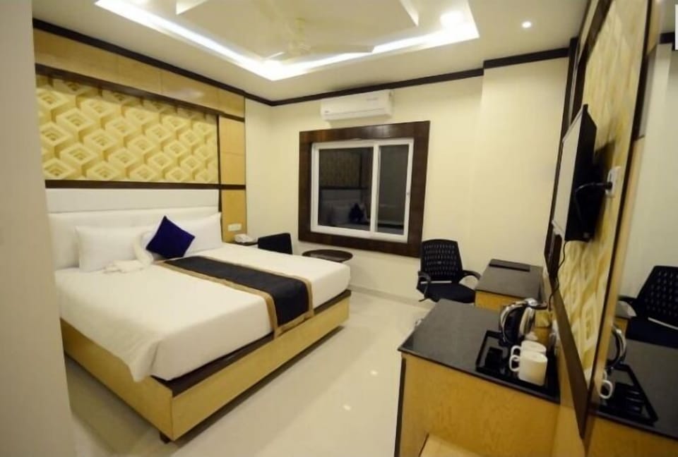 Deluxe Double Room, 1 Bedroom | 1 bedroom, minibar, in-room safe, desk