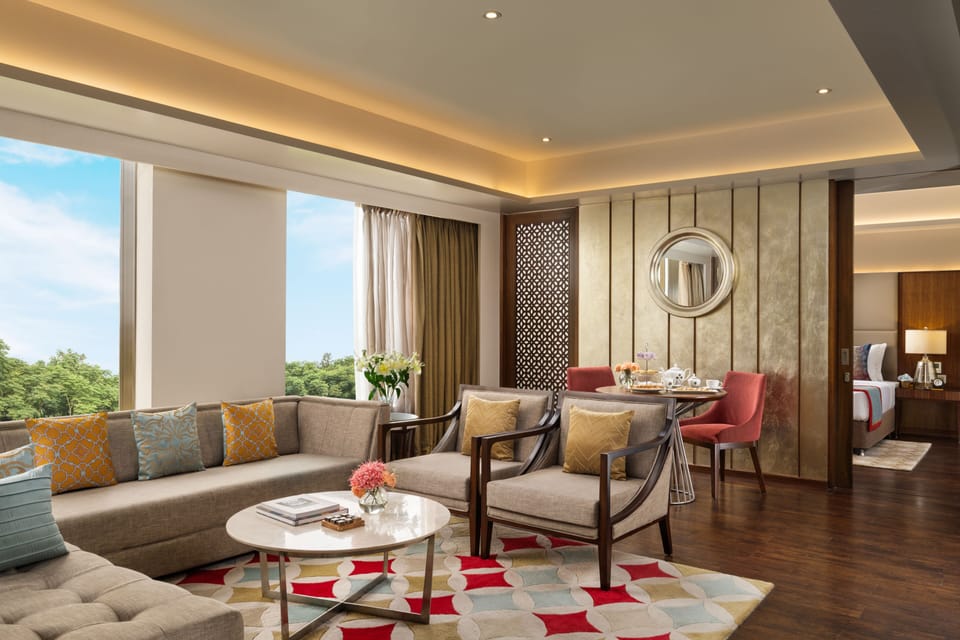 Suite (SeleQtions) | Minibar, in-room safe, desk, soundproofing