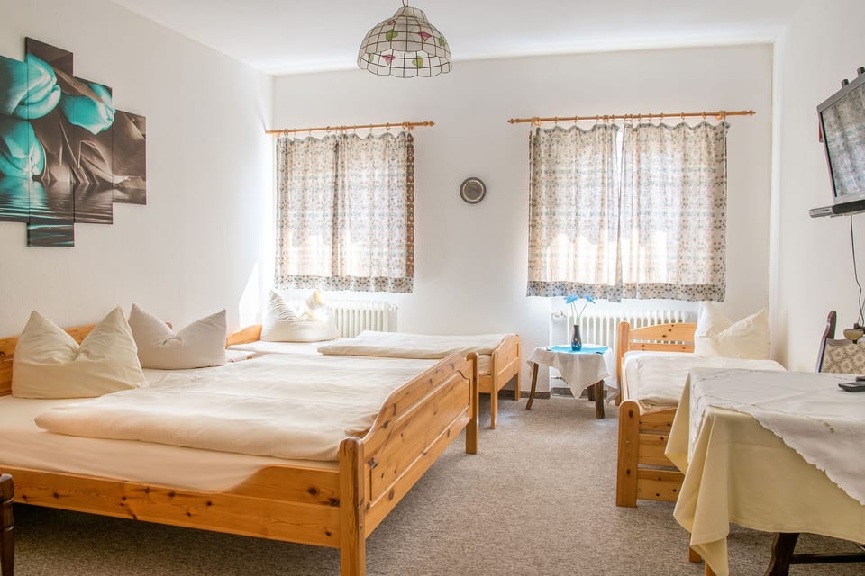 Family Room | Desk, iron/ironing board, WiFi (free), bed sheets