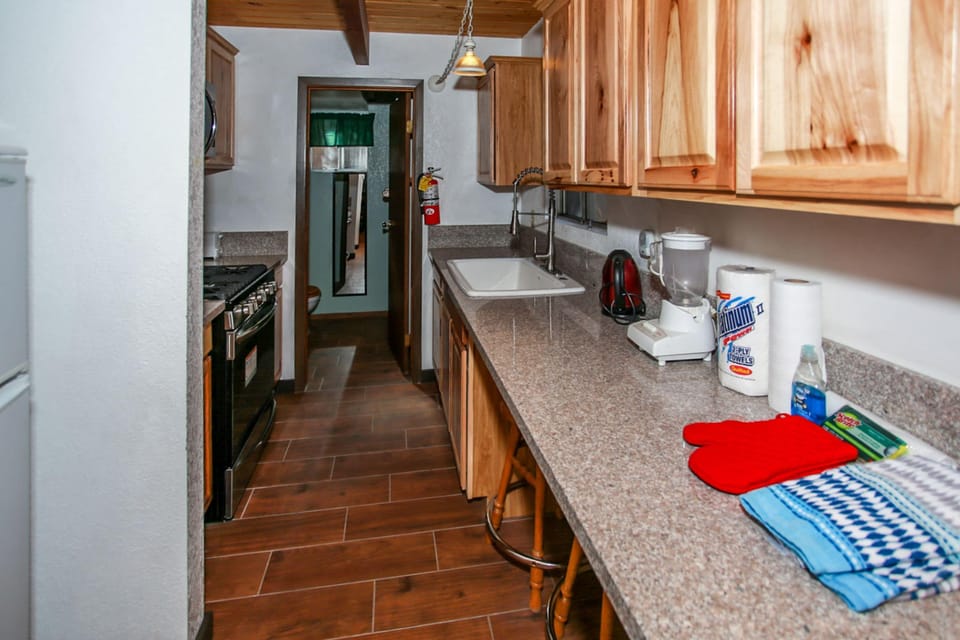Standard Cabin, Non Smoking, Kitchen | Private kitchen | Full-size fridge, microwave, oven, stovetop