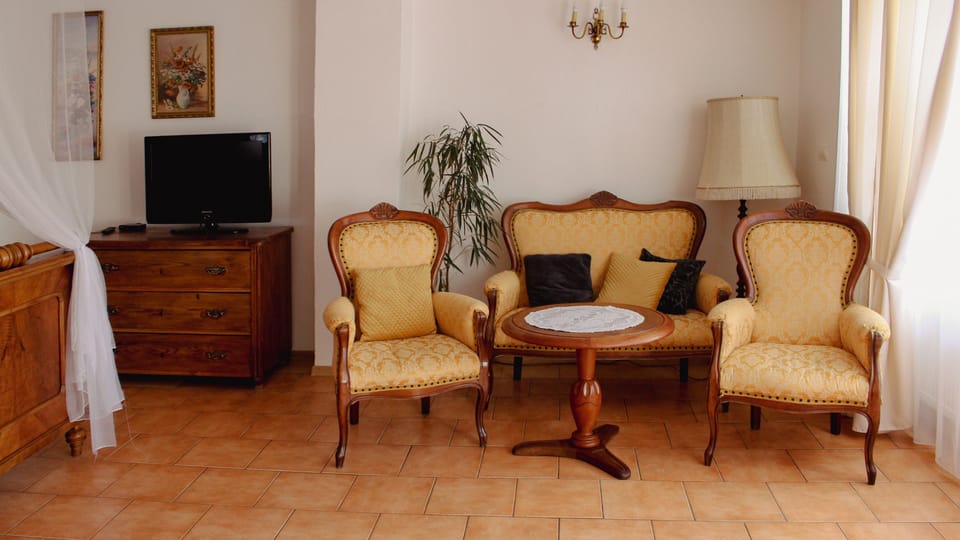 Romantic Room, 1 Queen Bed, Ensuite | Individually decorated, desk, blackout drapes, iron/ironing board