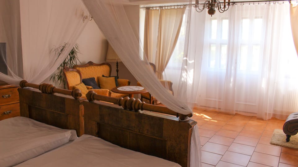 Romantic Room, 1 Queen Bed, Ensuite | Individually decorated, desk, blackout drapes, iron/ironing board