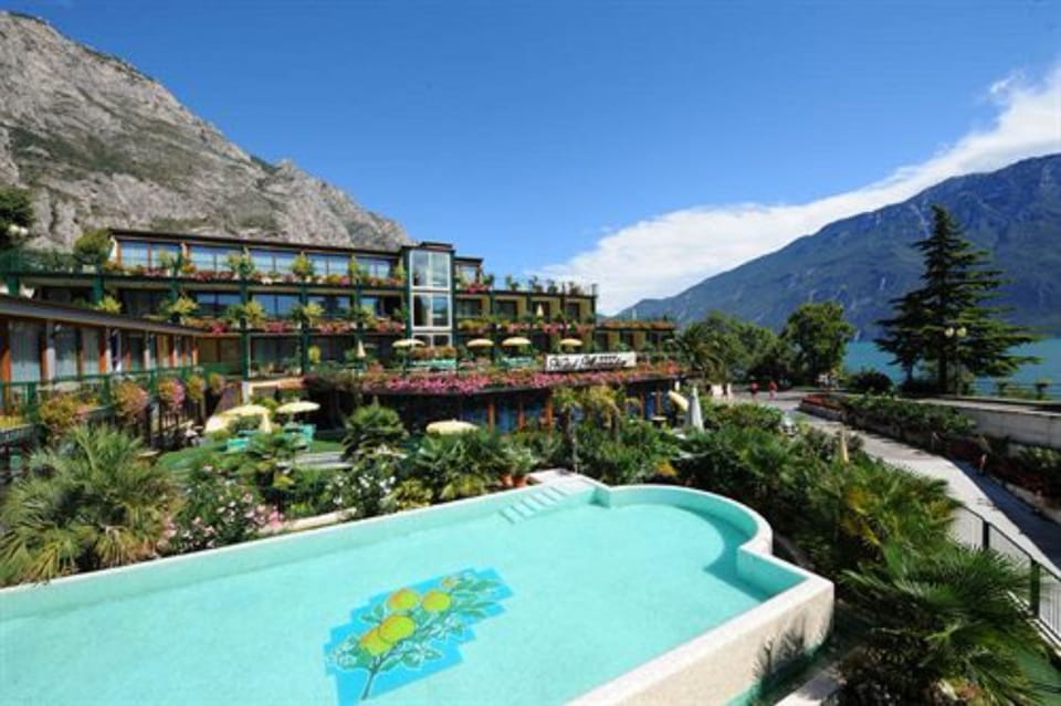 Outdoor pool, pool umbrellas, sun loungers