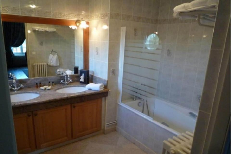 Deluxe Suite, 2 Bedrooms, Park View | Bathroom | Free toiletries, hair dryer, towels