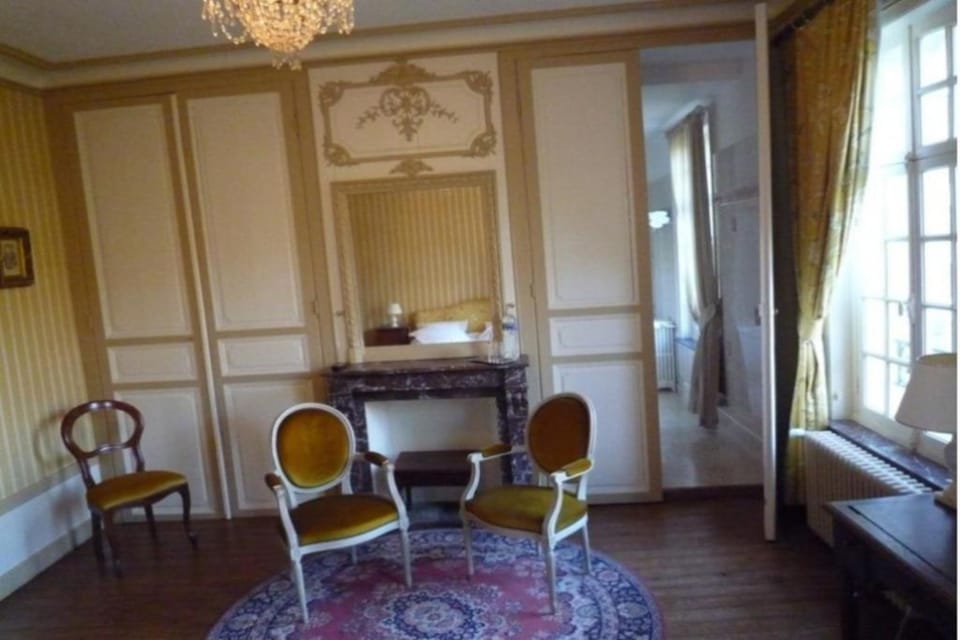 Deluxe Double Room, Park View | Living room | Flat-screen TV