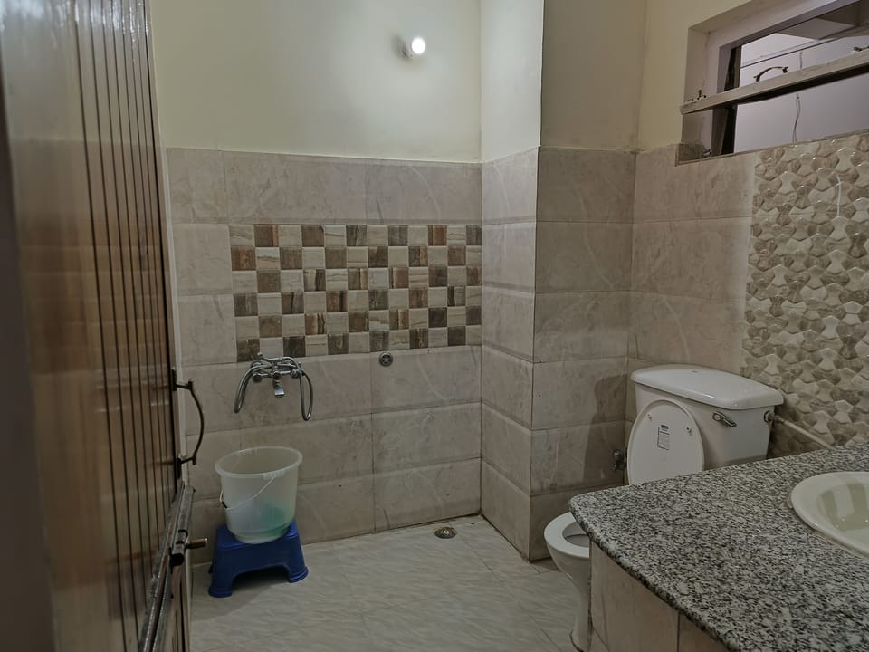 Deluxe Room | Bathroom | Shower, free toiletries, slippers, towels