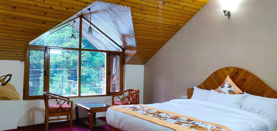 Royal Room | Desk, free WiFi, bed sheets