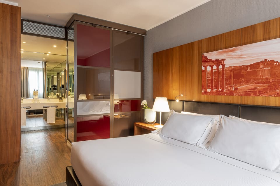 Suite | Down comforters, minibar, in-room safe, desk
