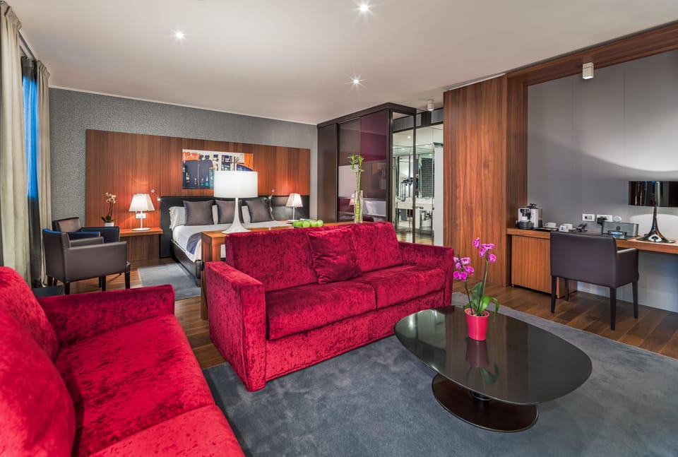 Suite | Down comforters, minibar, in-room safe, desk