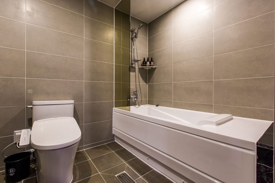 Superior Double Room, 1 Queen Bed, Beach View, Beachfront | Bathroom | Free toiletries, slippers, towels