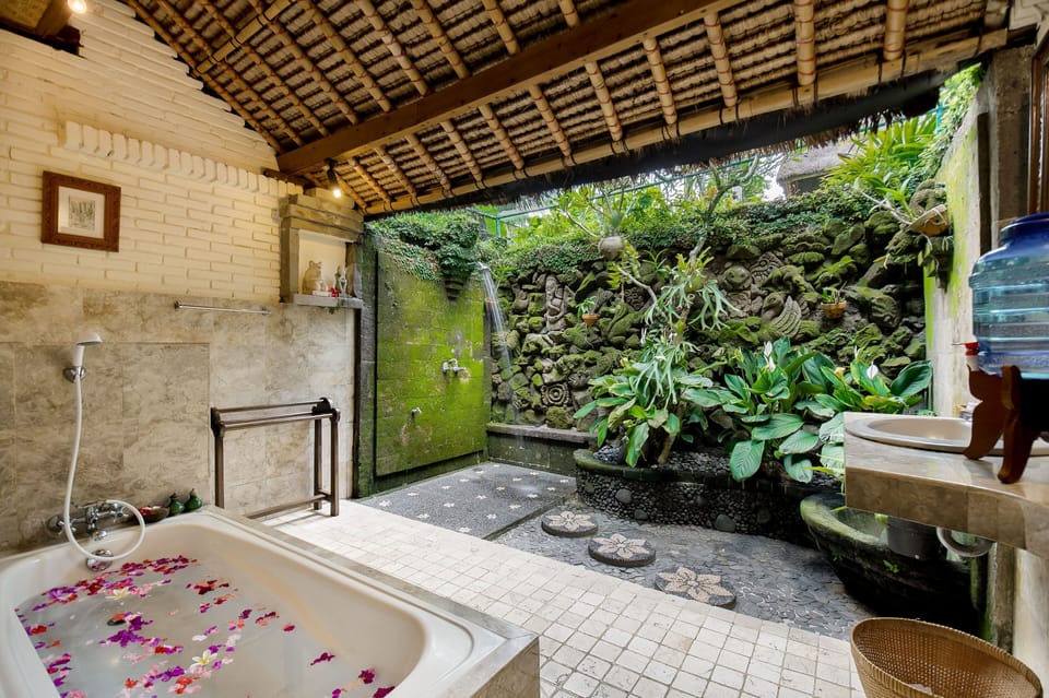 Junior Suite | Bathroom shower
