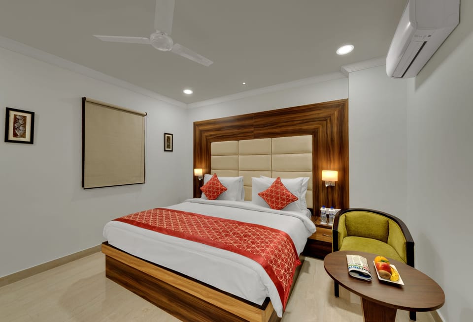 Deluxe Room | Minibar, in-room safe, desk, soundproofing
